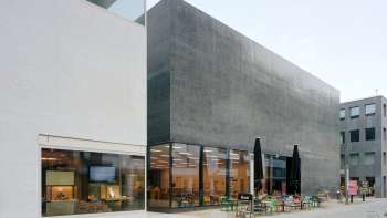 Vue extérieure du Musée des Beaux-Arts du Liechtenstein avec sa façade moderne et sa terrasse de café à Vaduz.