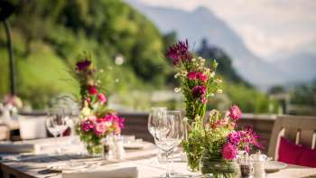 Table dressée avec des serviettes, des verres et des couverts blancs dans une ambiance moderne