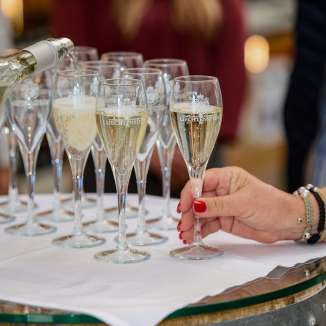 Lors d'une dégustation de vin, du vin mousseux pétillant du Liechtenstein est versé dans d'élégantes coupes, gros plan sur une expérience de dégustation stylée