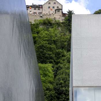 Le musée d'art du Liechtenstein avec la Hilti Art Foundation devant le château de Vaduz 