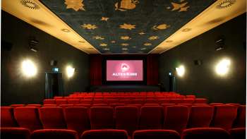 Intérieur de l'Altes Kino Vaduz avec velours rouge et écran éclairé