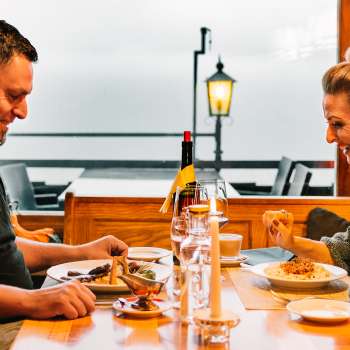 Couple profitant d'un agréable dîner aux chandelles avec vue sur l'extérieur