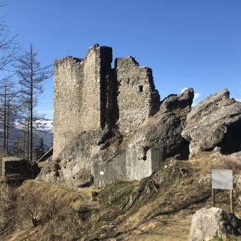Les ruines du château de Schalun nichées dans une forêt aux couleurs automnales - un but d'excursion romantique au-dessus de Vaduz.