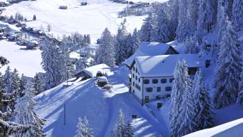 Auberge de montagne traditionnelle Sücka au milieu d'un paysage verdoyant et entourée de forêts