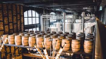 Chaudière de brassage et fûts en bois dans l'intérieur élégant de la brasserie du Liechtenstein