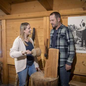 Les visiteurs admirent des objets usuels historiques au musée Walser