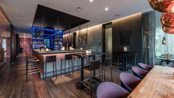 Bar moderne à l'hôtel b_smart