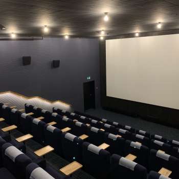 l'écran de cinéma du Skino Schaan, avec des rangées de sièges confortables au design sombre.