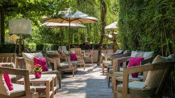Terrasse du Park Hotel Sonnenhof avec ses fauteuils confortables