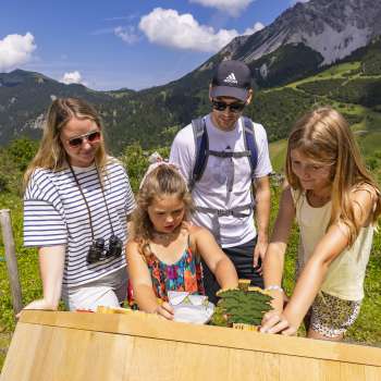 Famille à l'une des dix stations du parcours du cœur alpin