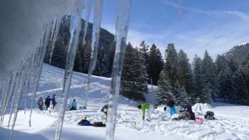 Un groupe de personnes construit un igloo Un groupe de personnes construit un igloo