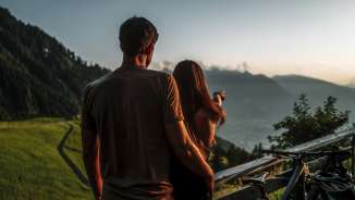 Un couple profite de la vue depuis la refuge Gafadurahütte